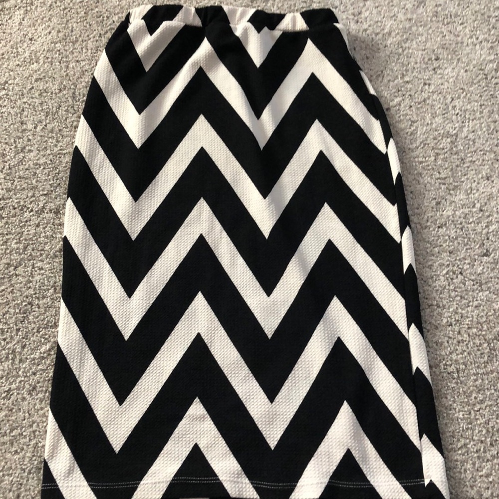 Black/white chevron. Polyester/spandex mid skirt.